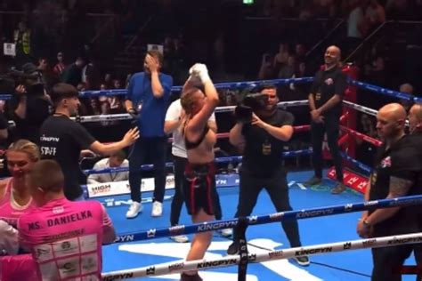 boxing girl flash|Kingpyn Boxing results: Daniella Hemsley flashes audience after。